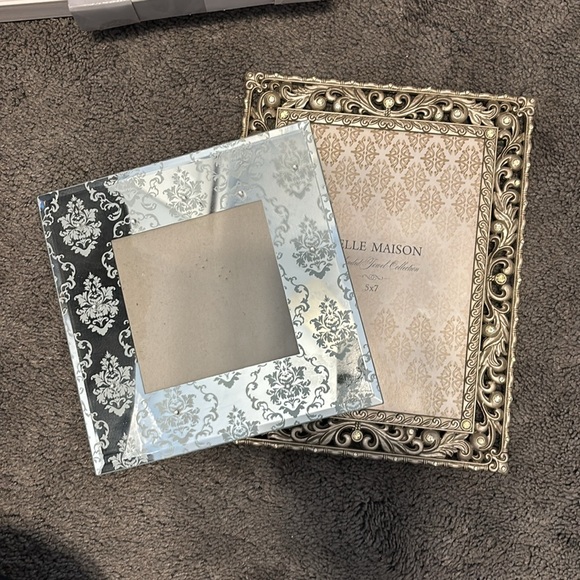 Photo frames 5 x 7 and 4 x 6 - Picture 1 of 4